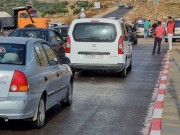 الاحتلال يغلق مدخلي المغير شرق رام الله ويستولي على مركبة
