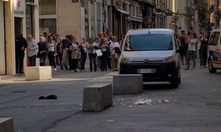 من مكان الانفجار في ليون