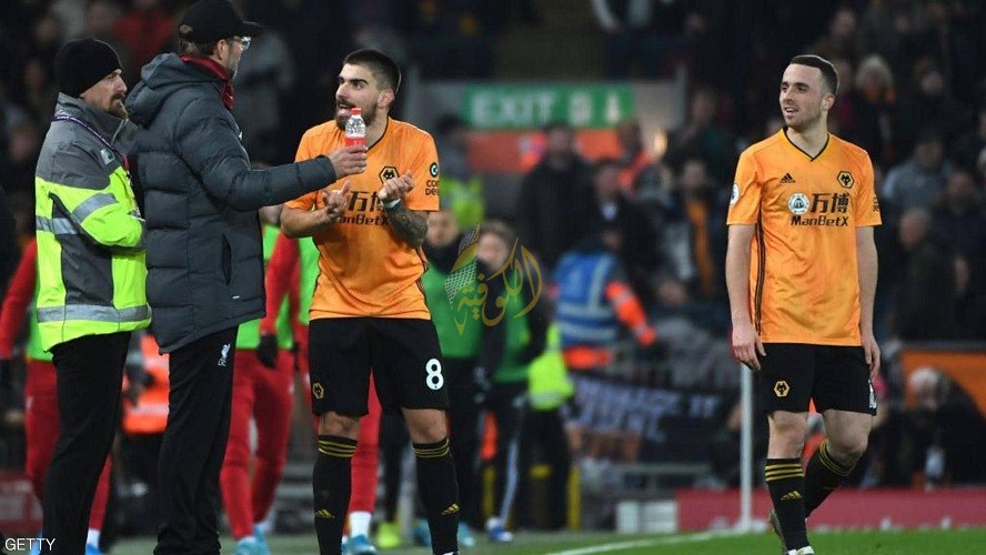 كلوب يناقش الهدف الملغى للذئاب أثناء استشارة الفار